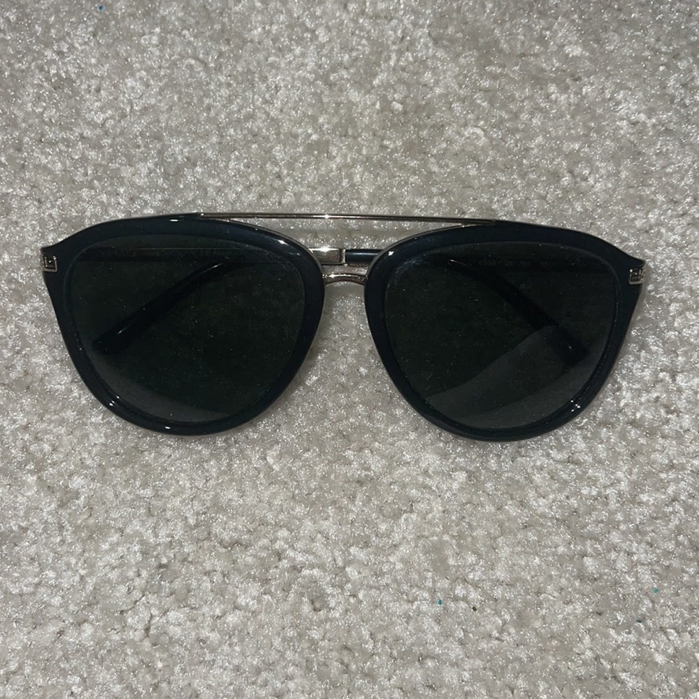 VERSACE SUNGLASSES 😎 - Picture 2 of 3